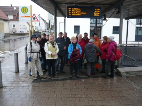 2. Wandergruppe wartet auf Stadtbahn